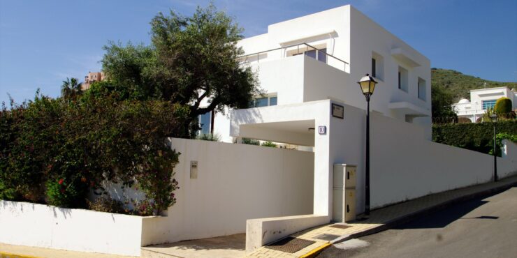 Kantoorgebouw om te verbouwen tot een luxe villa in Mojacar Playa