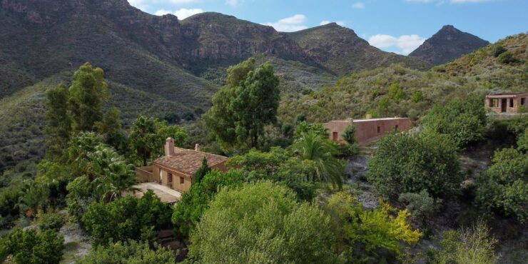 Unieke eigendom voor natuurliefhebbers: Twee ruime cortijo’s in beschermd natuurgebied aan de Oostkust van Almeria